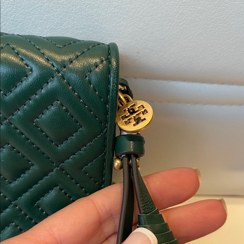 NWT Elegant Green Quilted Chain Crossbody Bag - Picture 3 of 9